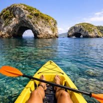 Kayak en aguas turquesa